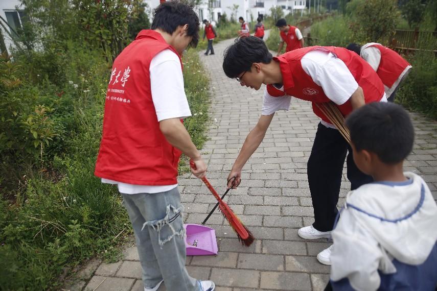 行走的思政課 | 長安大學赴貴州畢節(jié)“渭愛育夢赴黔川·攜手啊嘎助振興”暑期社會實踐隊——創(chuàng)新綠色行動，撿拾引領未來
