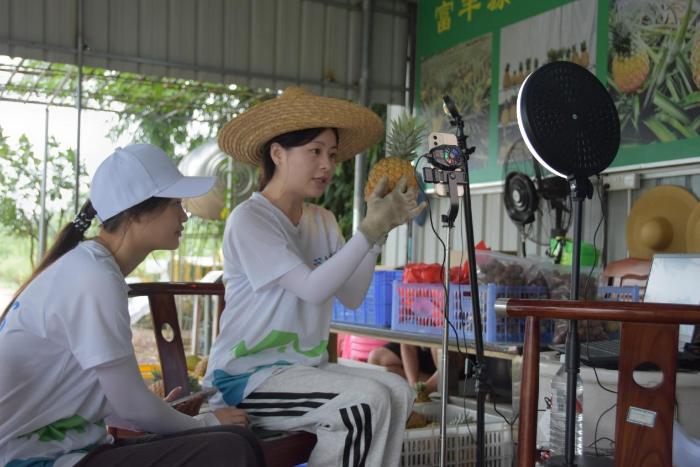 廣東科技學院惠豐云鏈突擊隊首場助農直播點贊破10w