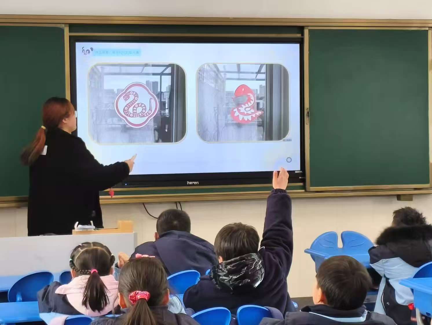 志愿教學(xué)傳文化，生肖故事潤(rùn)童心