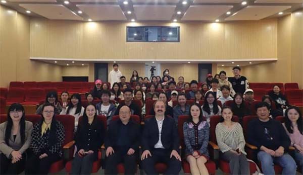 匈牙利鋼琴家Dinyés Soma教授來我院講學