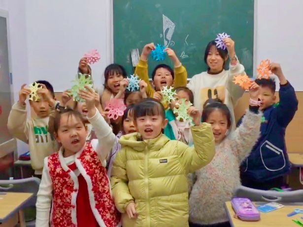 【寒假社會實踐】曲阜師范大學翻譯學院“譯傳華韻，歲華承錦”實踐隊：紅紙裁春映梨園，稚手傳承福滿堂