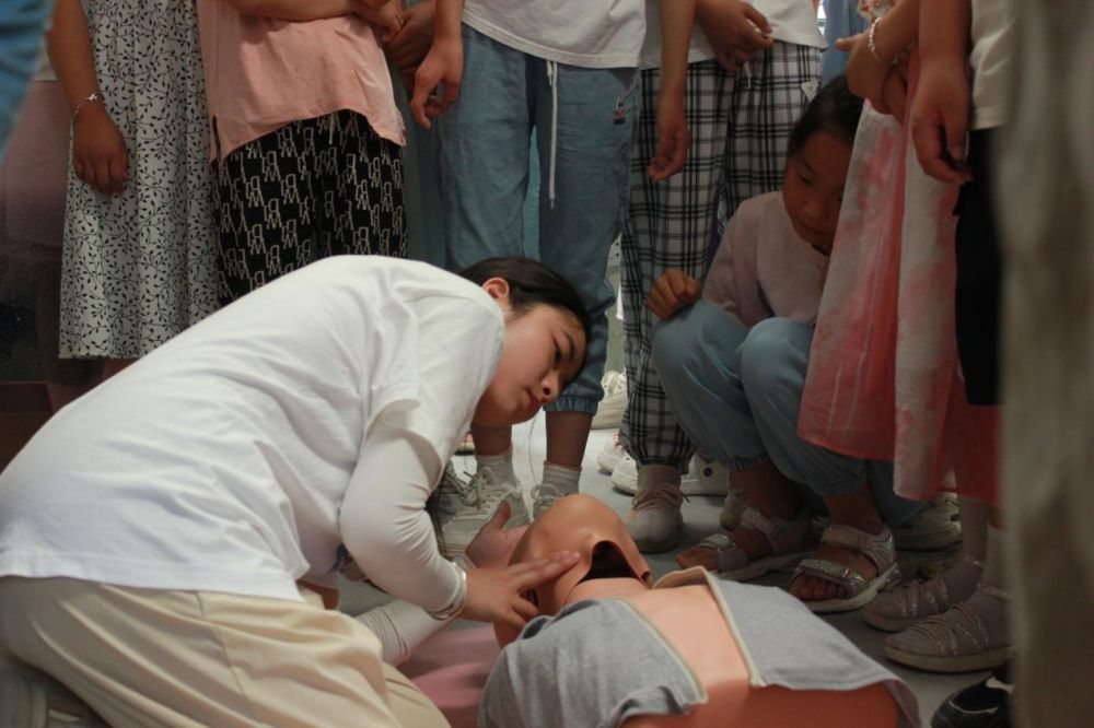 邂逅科學(xué)技能，解讀科學(xué)奧秘|2024年七彩假期“雛鷹計(jì)劃”社會(huì)實(shí)踐隊(duì)愛心暑期托管班第四天 ?