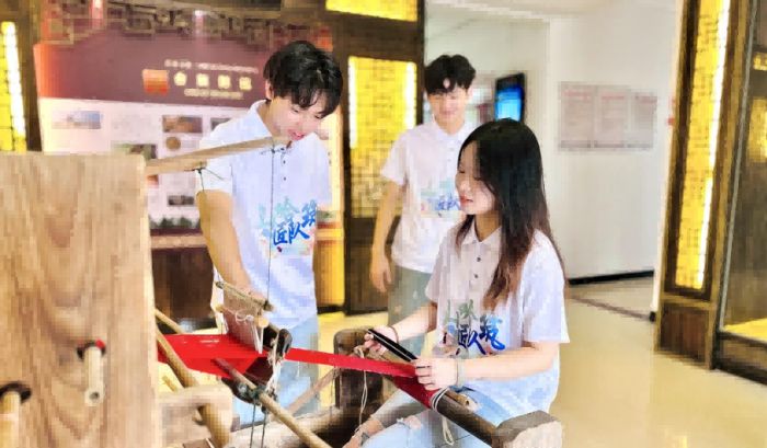 夏日實(shí)踐進(jìn)行時(shí)！福理工學(xué)子扎根小滄畬族鄉(xiāng)，把畬鄉(xiāng)故事講給青年聽