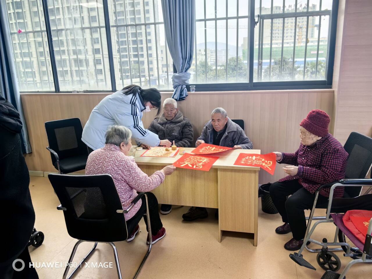 寒假歸鄉大學生在養老院揮毫潑墨 傳遞新春福氣