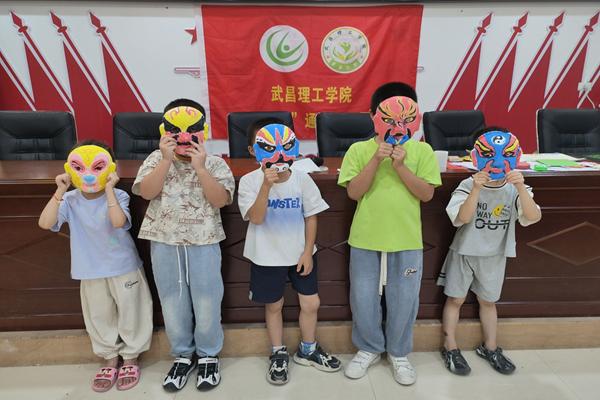 暑期社會(huì)實(shí)踐：武昌理工學(xué)院“青春筑夢(mèng)”通城志愿服務(wù)隊(duì)開展——以畫臉譜為媒，共繪青少年情緒管理新篇章