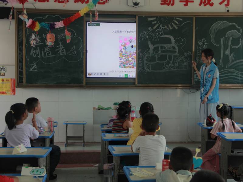 青春志愿繪童心 藝術課堂點亮兒童創造力 ——“迷宮探秘”公益繪畫課走進青龍泉學校暑期少年宮