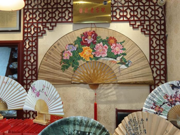 以手傳心：重慶人文科技學院在榮昌折扇廠的匠心體驗之旅