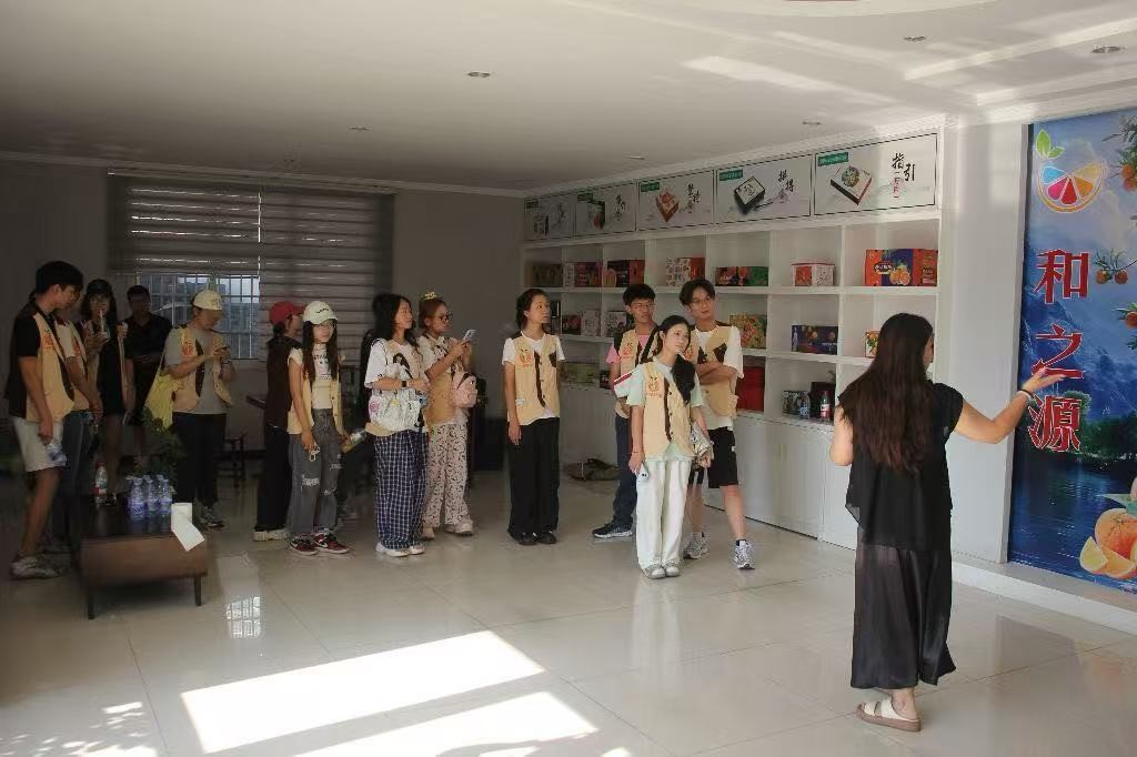 武漢東湖學院小橙故事實踐隊探秘秭歸和之源工廠：解鎖一顆柑橘的全球“出?！泵艽a