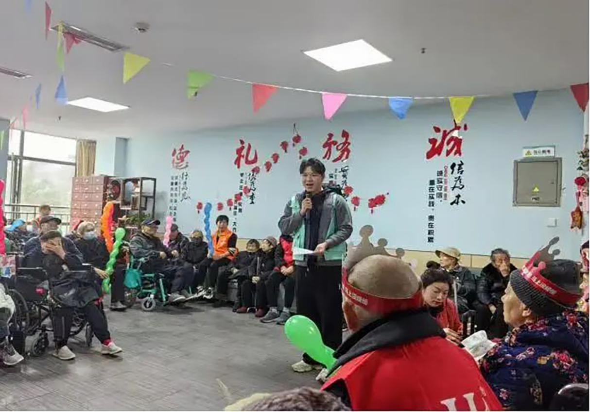 西南石油大學(xué)德法安瀾實(shí)踐團(tuán)走進(jìn)成都恒軒養(yǎng)老中心，送上關(guān)懷