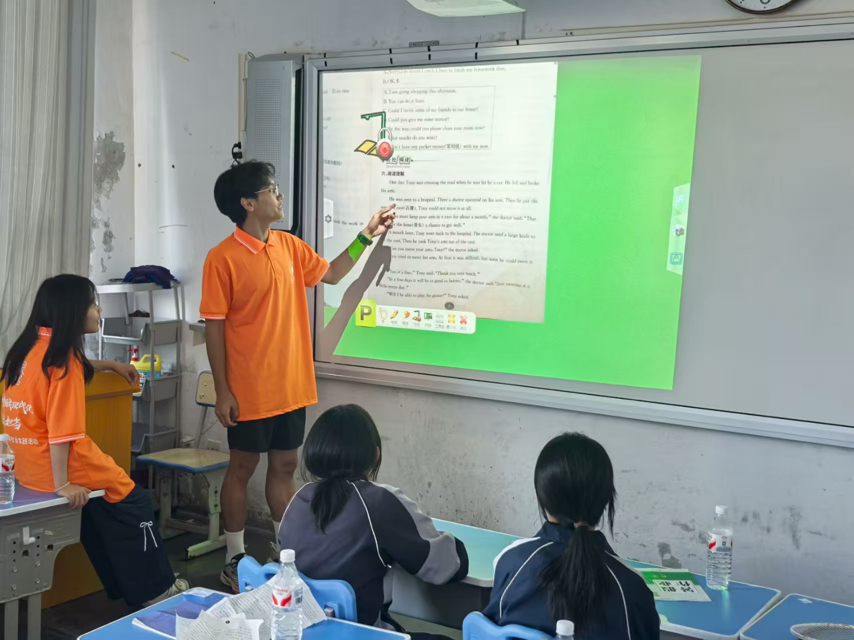 心火暖東鄉(xiāng) 蘭理工志愿者與孩子共繪心靈晴空