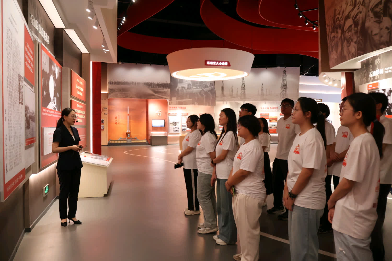 傳承石油魂，奮進新征程——“Mg-Li”未來暑期社會實踐團參觀勝利油田優良傳統展廳