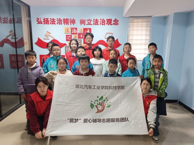 黑白天地把手談，方圓世界覓從容