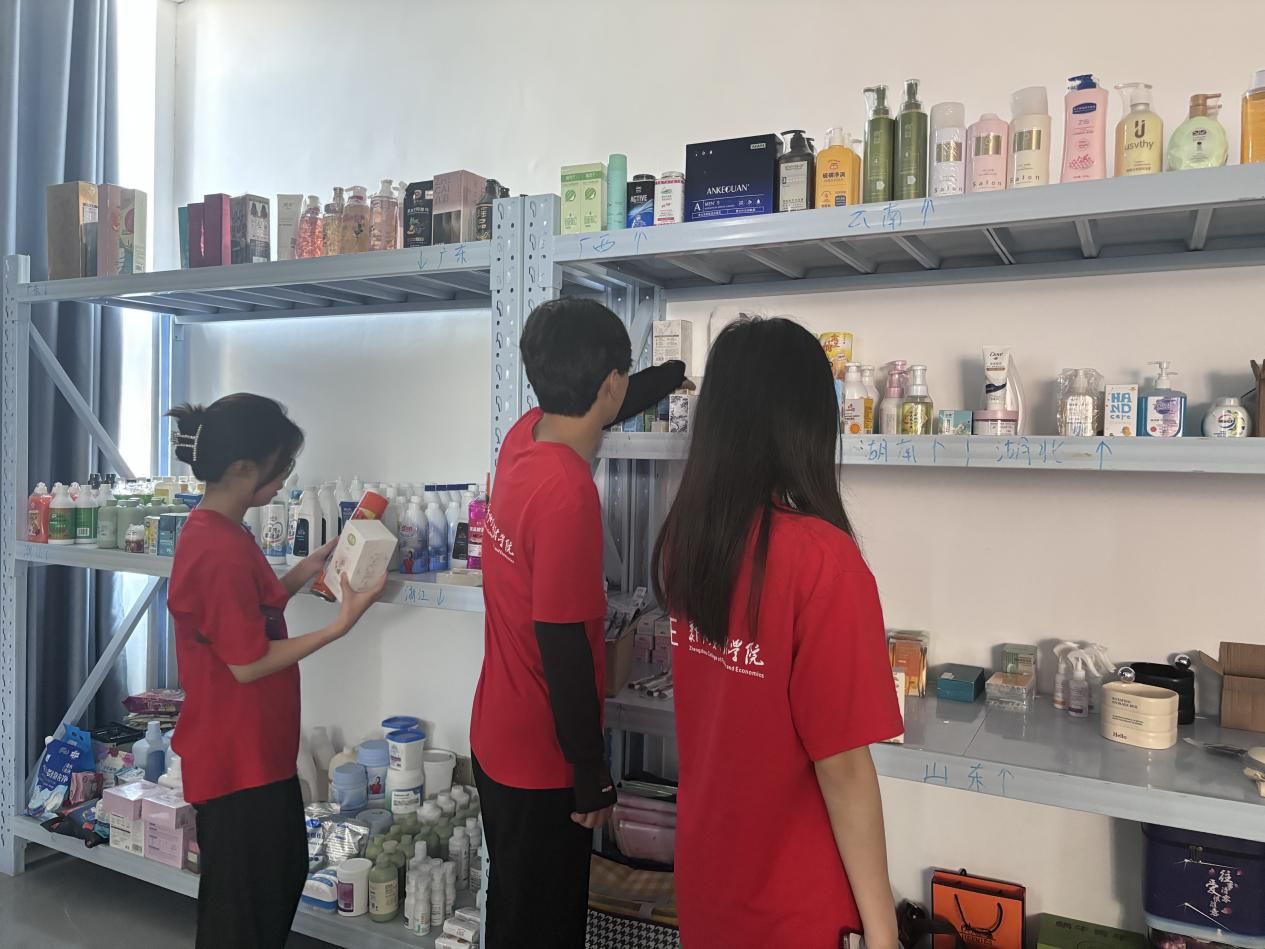 青耕河南 助力鄉村振興|鄭小商暑期社會實踐團開展助農直播活動