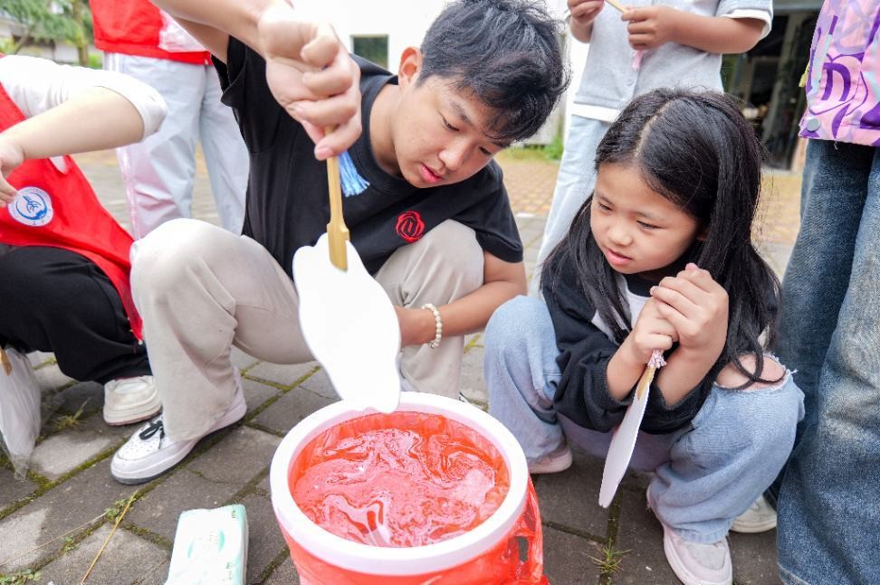 漆扇舞清風·多彩映童心｜長安紅大學赴貴州畢節“到祖國需要的黔方﹒傳長大薪火的書聲”實踐隊“美·黔彩長韻”課程紀實。
