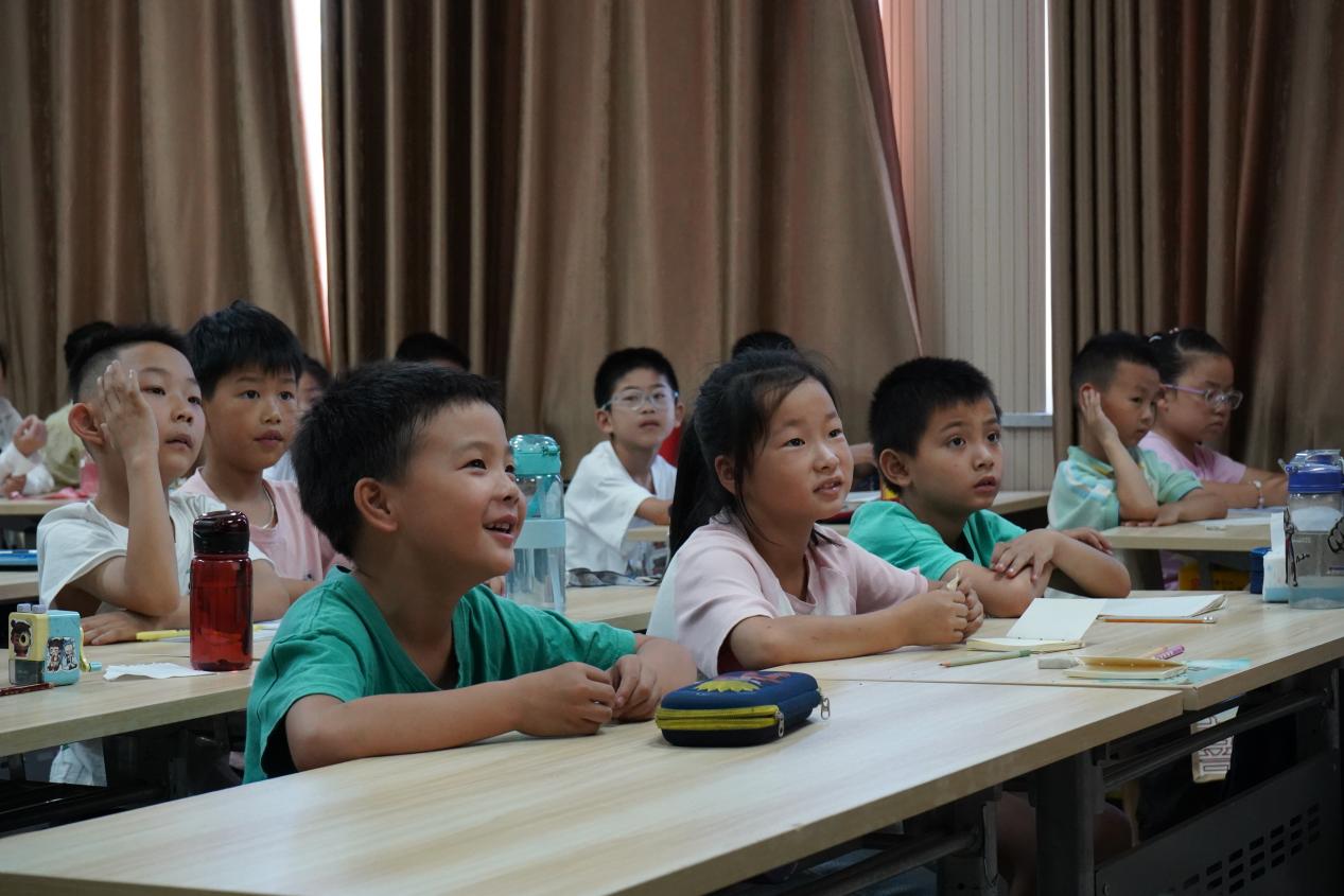 體驗(yàn)“竹之美”：竹研院“竹育未來，青春桐行”實(shí)踐團(tuán)走進(jìn)鄉(xiāng)村課堂開展了一堂別開生面的手工課