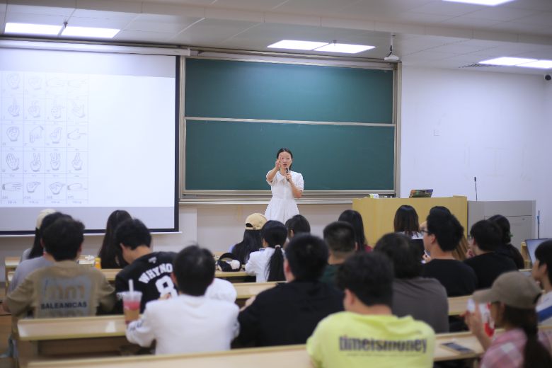 浙理計算機“攜手助殘，共筑未來”暑期社會實踐團：以手傳心，共筑無聲橋梁