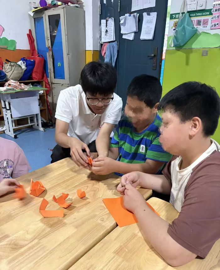 南陽(yáng)理工學(xué)院學(xué)子走進(jìn)南陽(yáng)弘玉特殊兒童康復(fù)中心：實(shí)踐搭建橋梁，助力特殊兒童社交成長(zhǎng)