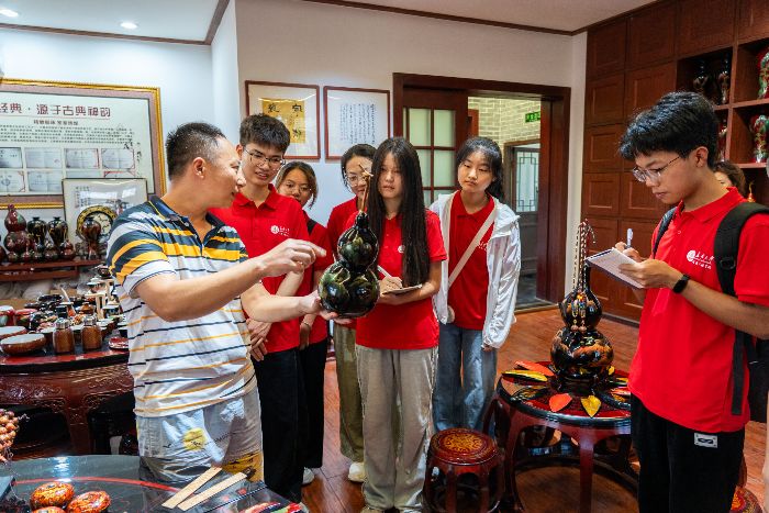 圖片合集 長安大學赴四川綿陽 涼山“同心共筑中國夢 民族團結潤千村”暑期社會實踐隊前往北川羌族水磨漆器傳習所展開調研