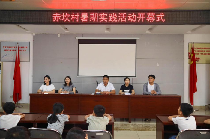 “藝術家駐村”突擊隊:畫筆繪鄉韻，青春筑夢行，扎根赤坎村播撒藝術種子！