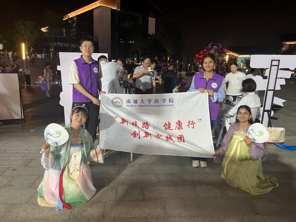 綠茵場上的“國風”義診：通大中外學子香囊傳情暖紫瑯