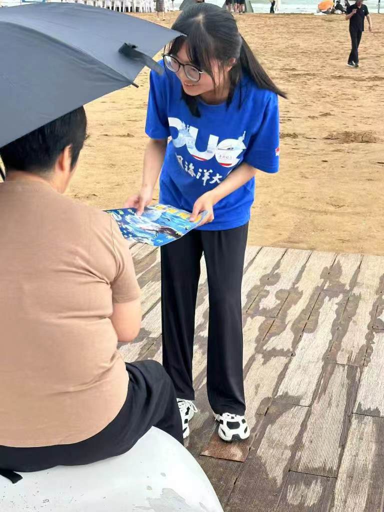 實踐隊員在對游客進行科普