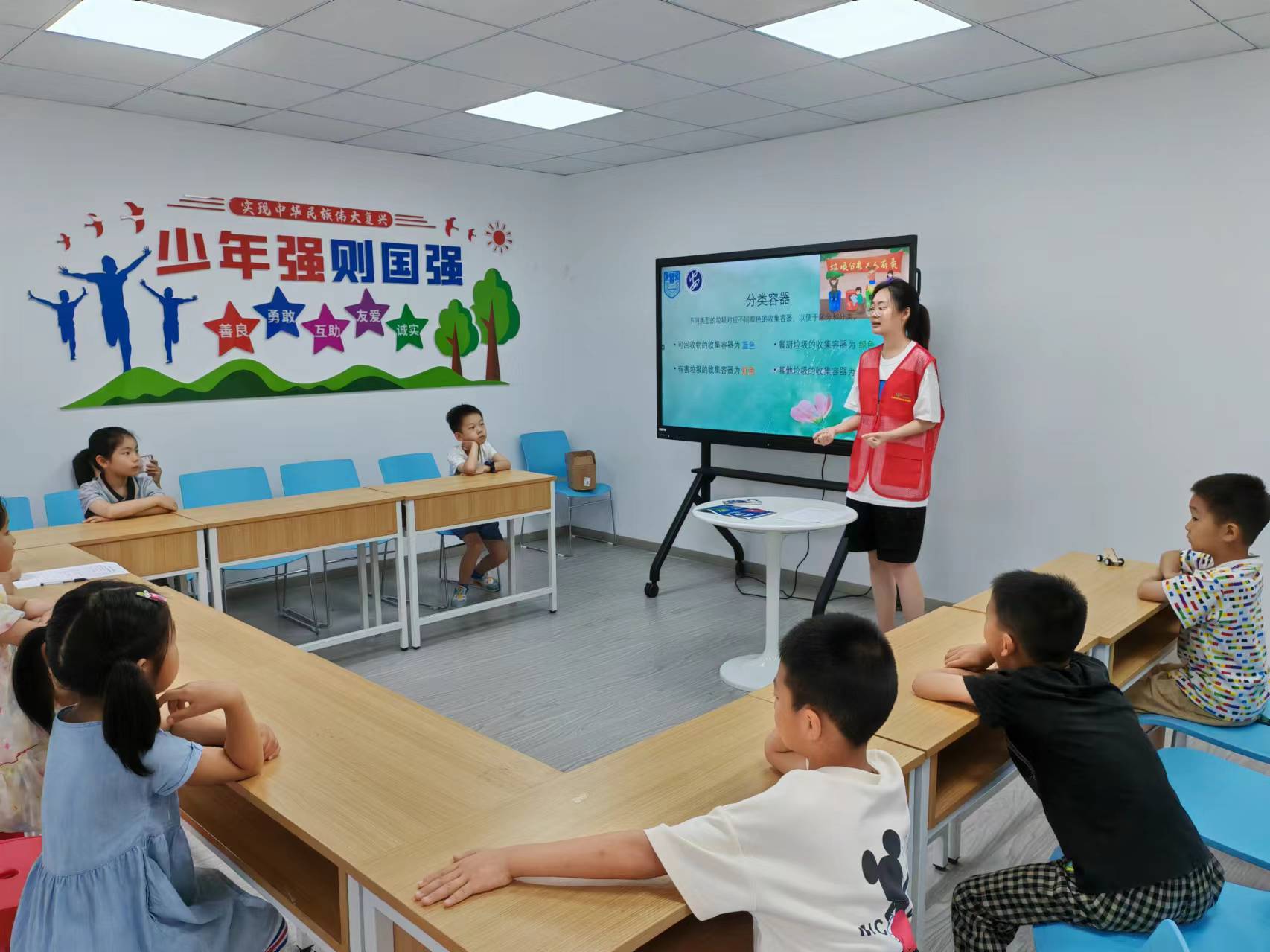 清潔地球，共創(chuàng)未來：垃圾分類宣講進社區(qū)