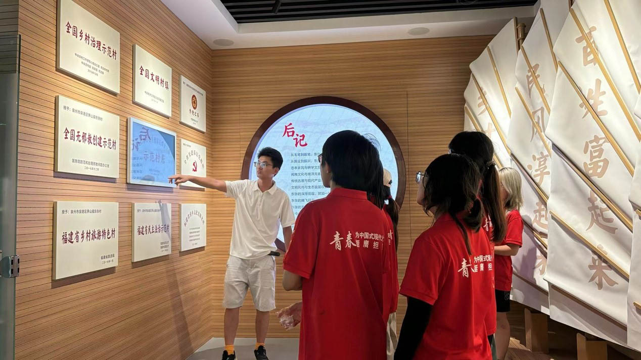 圖為村委會帶領實踐隊參觀鄉村振興相關成就