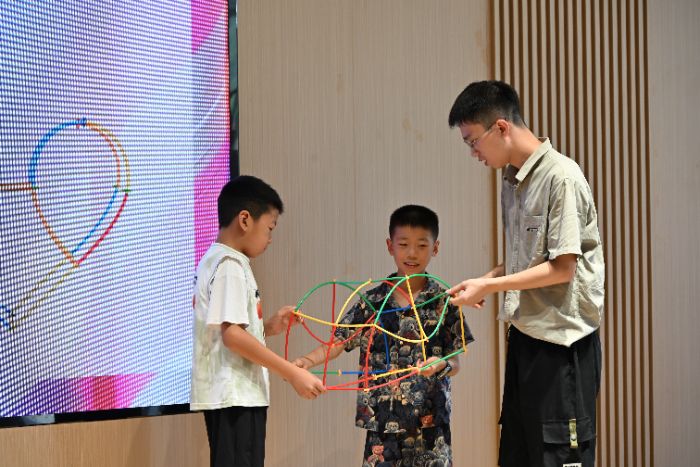 河海學(xué)子三下鄉(xiāng)：小手搭出大世界，童心創(chuàng)想新未來——小吸管搭世界手工主題