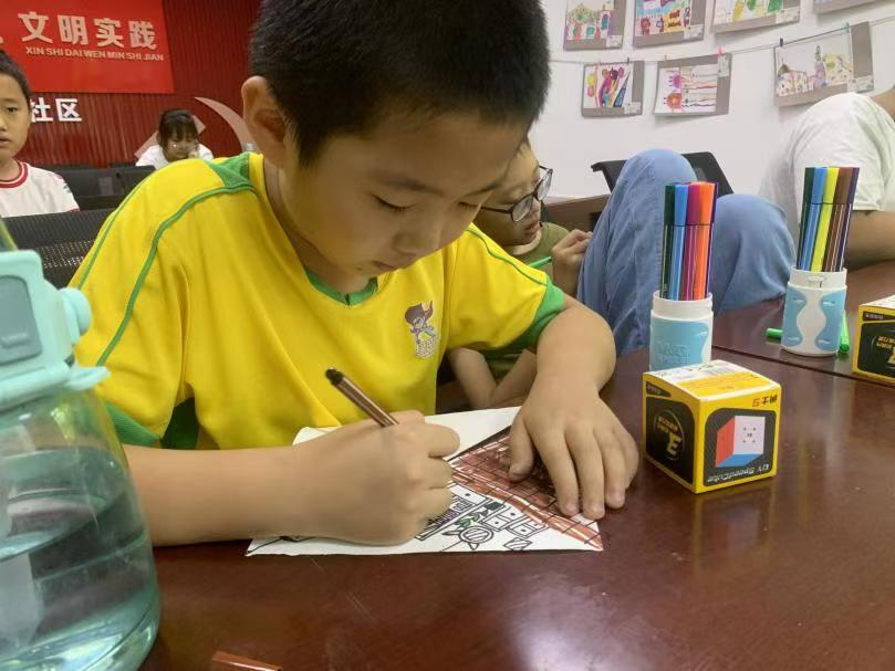 山東大學(xué)雙棲星愿支教隊(duì)開(kāi)展“繪世界”主題活動(dòng) 點(diǎn)亮孩子們的想象力