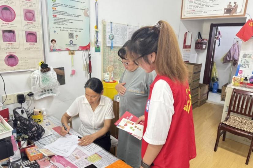 巢湖學院赴巢湖鄉鎮“獻血賦能·健康調研”宣傳團——半湯診所發放宣傳單和問卷，普及獻血相關衛生知識