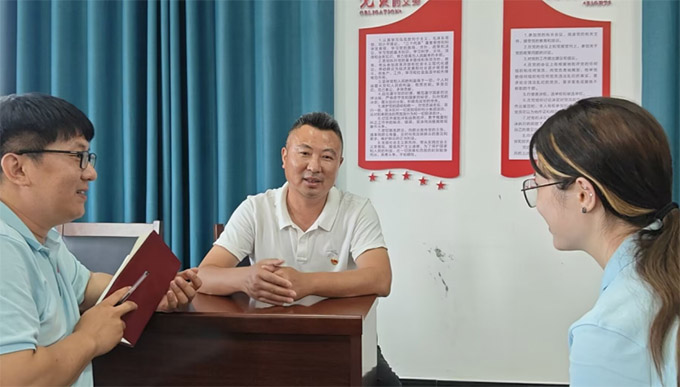 重慶大學生對話永川退伍老兵感悟紅巖精神