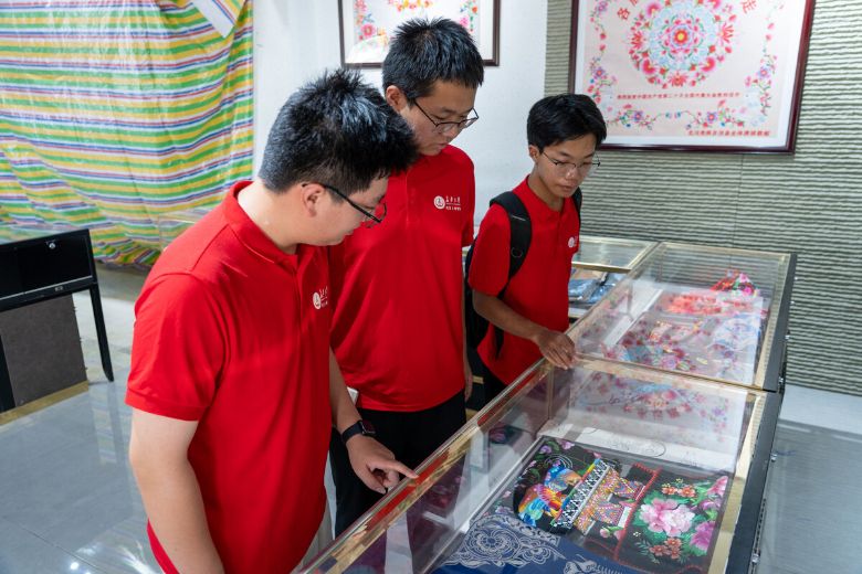 實踐札記 長安大學赴四川綿陽 涼山“同心共筑中國夢·民族團結潤千村”暑期社會實踐隊前往北川云珍羌繡體驗館開展社會實踐