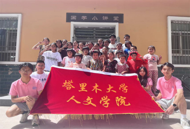 塔里木大學人文學院志愿活動—“用筆生花，以書寫意”