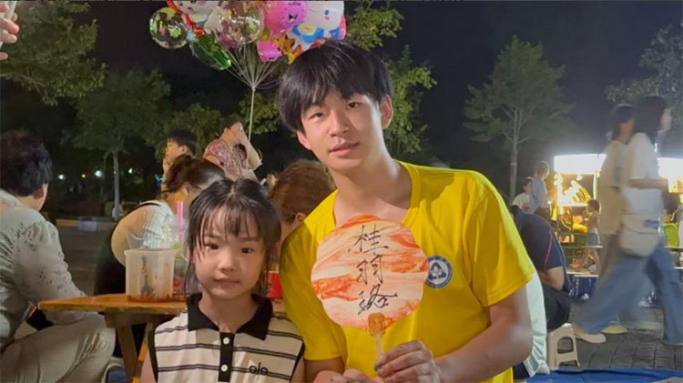 青春尋訪紅色足跡 漆扇傳遞信仰之光——武昌工學院藝術設計學院“三下鄉”實踐隊走進京山市烈士公園廣場