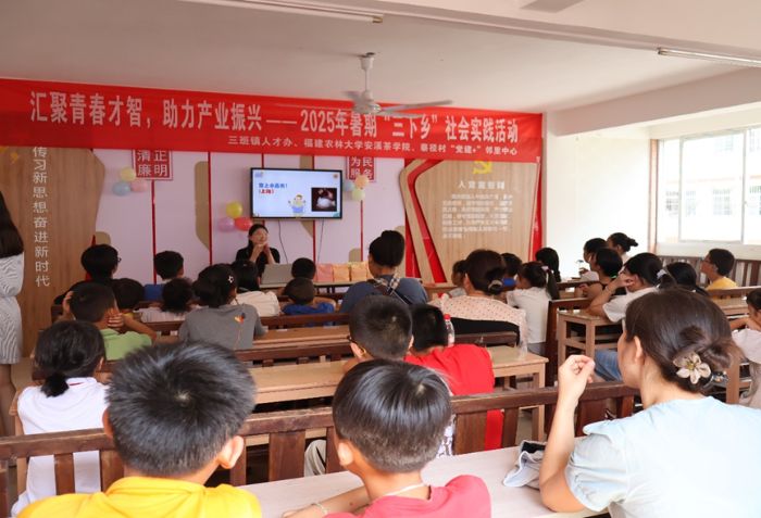 　福建農(nóng)林大學(xué)瓷之以恒實(shí)踐隊(duì)開展德化蔡徑村的“瓷”彩課堂，帶領(lǐng)少年們?cè)谟螒蚶镒x懂千年匠心