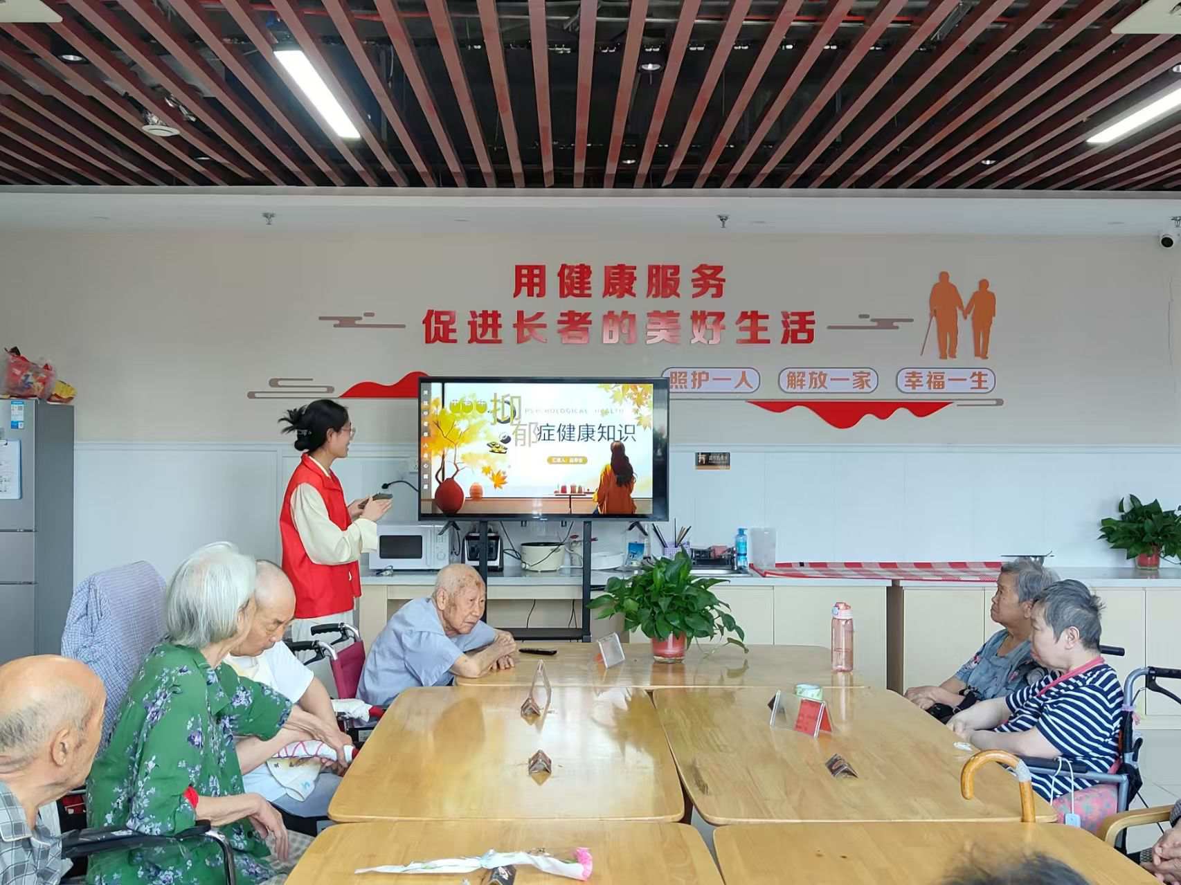 青春暖夕陽，“郁健”護安康：豫北醫學院+學子情系養老院筑心橋——用青春熱