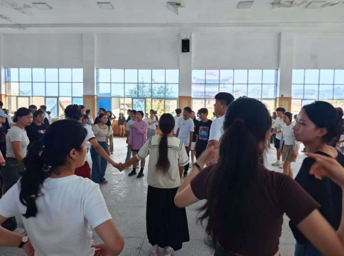 華北電力大學計算機系彝路火舞實踐隊于西昌市開展火把節志愿者活動