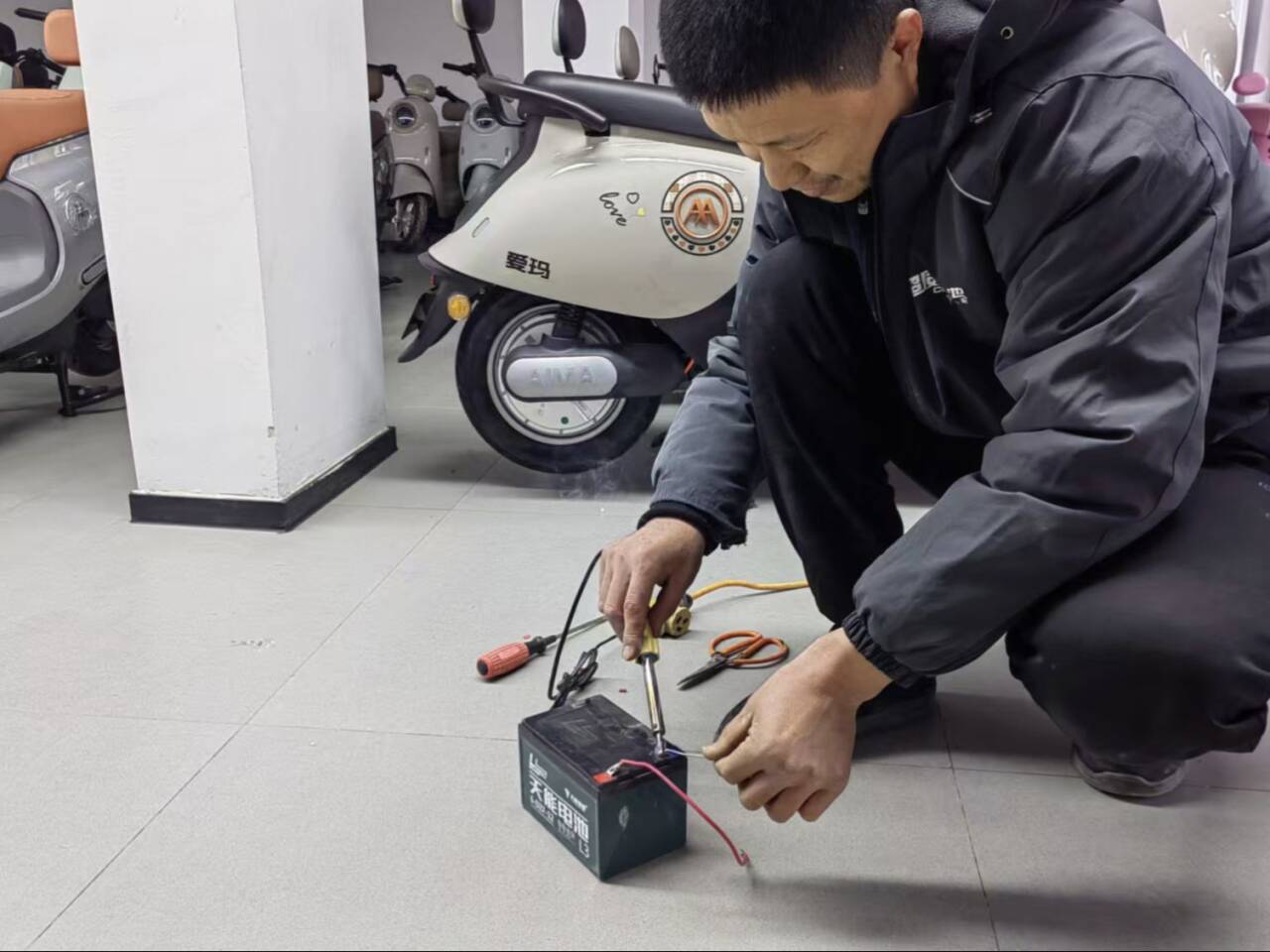 “鋒光電刃”調(diào)研團(tuán)：走進(jìn)電動(dòng)車組裝一線，探索錫焊釬焊奧秘