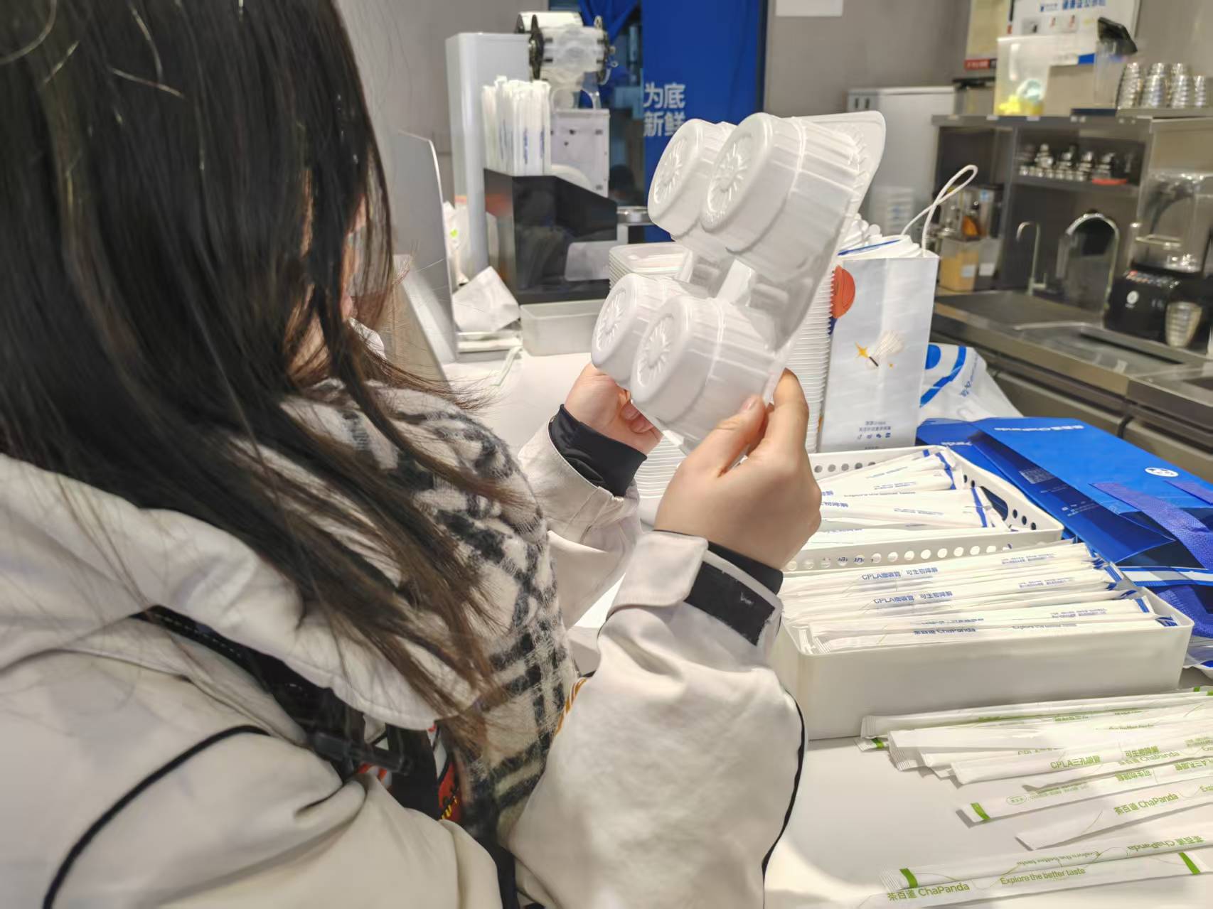 海洋學(xué)院“清塑餐研”先鋒隊(duì)開展可降解餐具調(diào)研活動