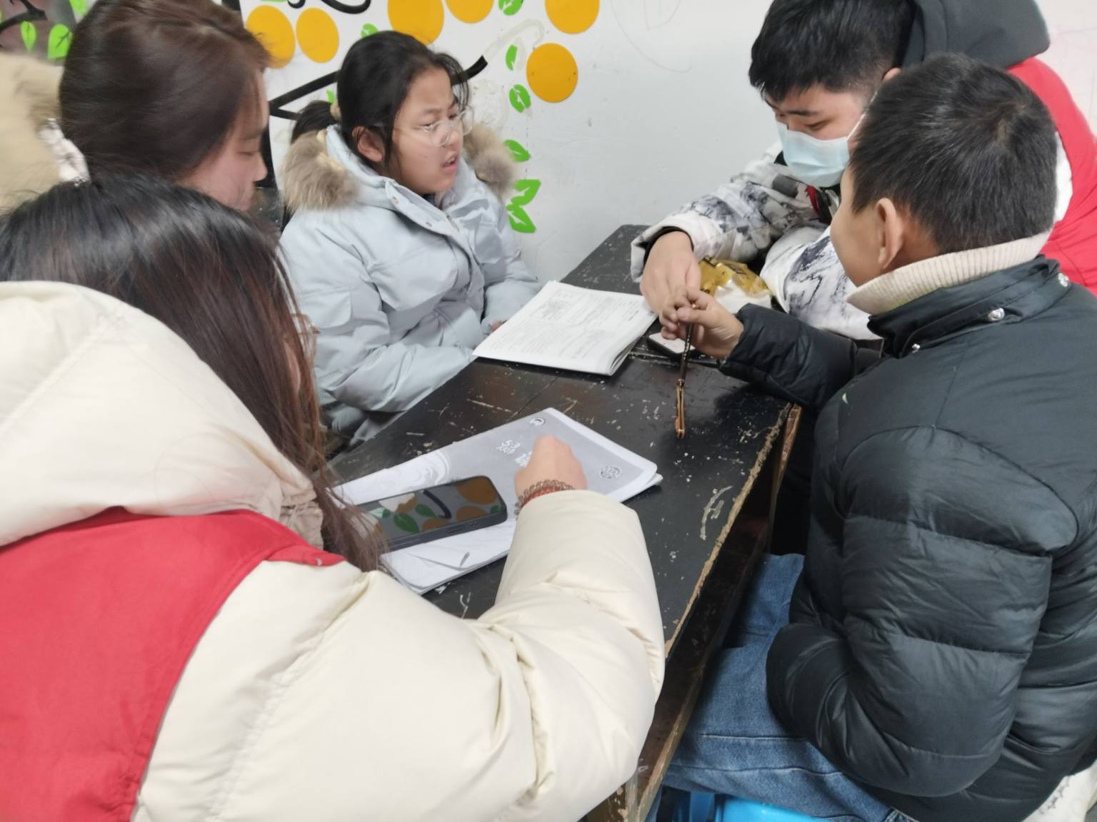 大學生志愿者情暖“新風快樂課堂”，點亮冬日學習時光