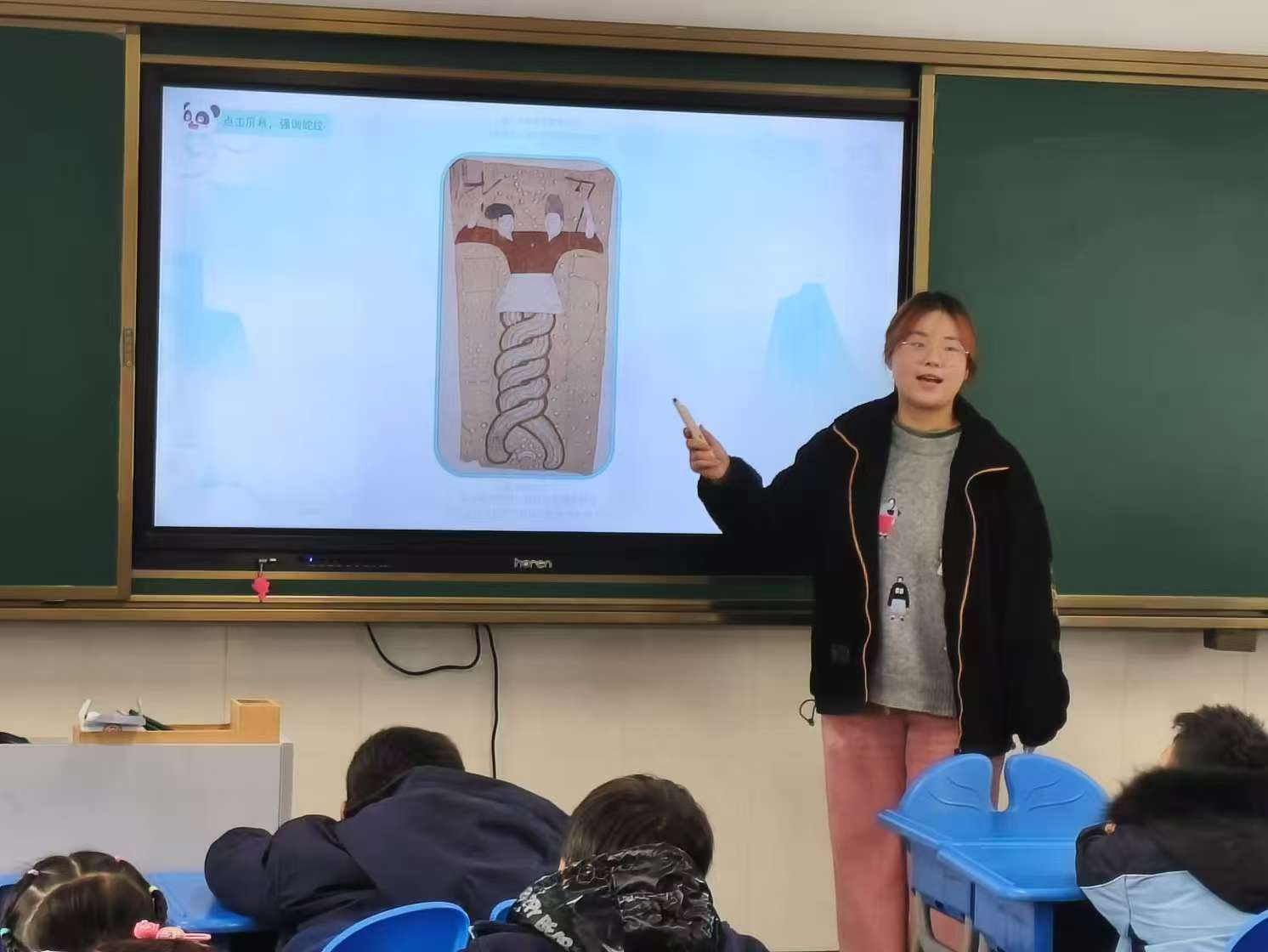 生肖文化潤(rùn)童心，志愿?jìng)鞒姓癸L(fēng)采