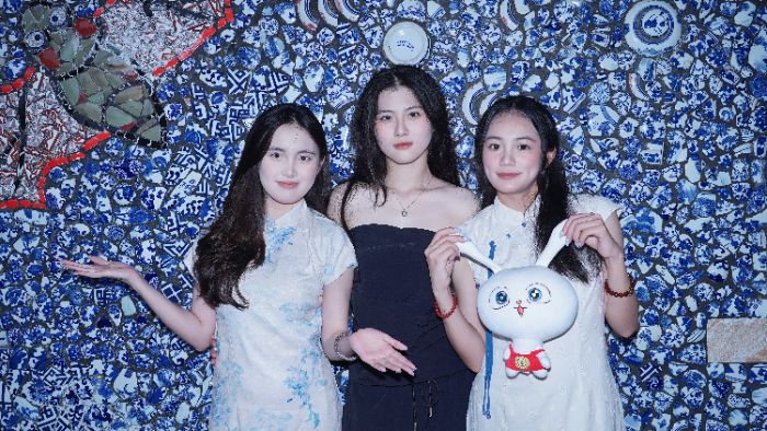 青春賦能非遺傳承 | 廣東科技學院“客鄉瓷韻”非遺傳承突擊隊創新聯動富大陶瓷與埔娃娃IP