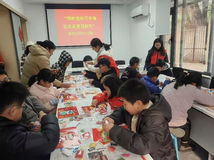 “紅心研墨” 繪就多彩冬日，志愿教學點亮社區童夢