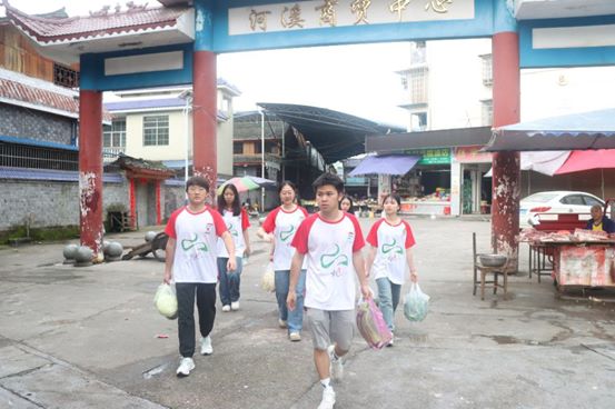 吉首大學“三下鄉”——隊員早起采購，為實踐活動后勤保障護航