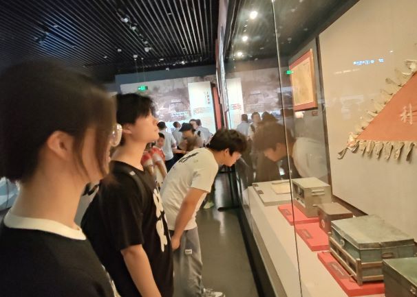 安徽學(xué)子進(jìn)紀(jì)念館紀(jì)實：渡江烽火映輝煌，心田播種信念長