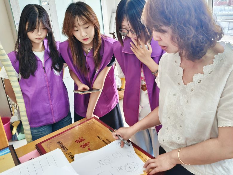 譯心牧歌絲路實踐團走進烏魯木齊國際大巴扎：體驗非遺打馕技藝，感受絲路文化魅力