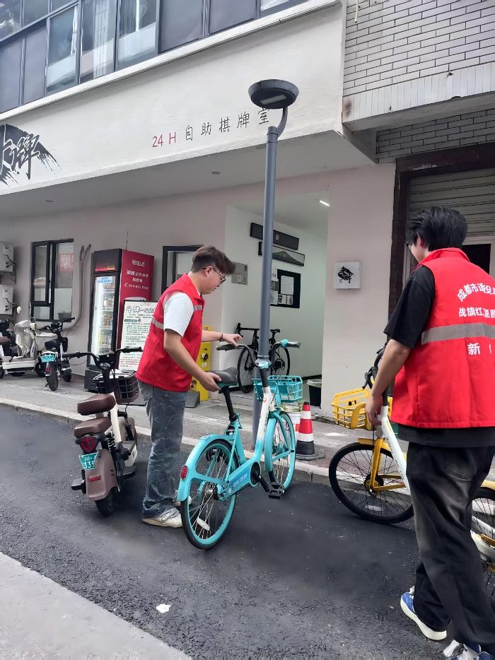 西柚愛黨暑期志愿服務隊赴新都開展環境整治活動