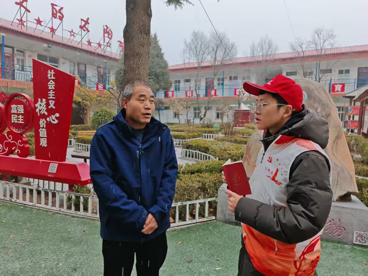  圖3 向李老師宣傳調研情況