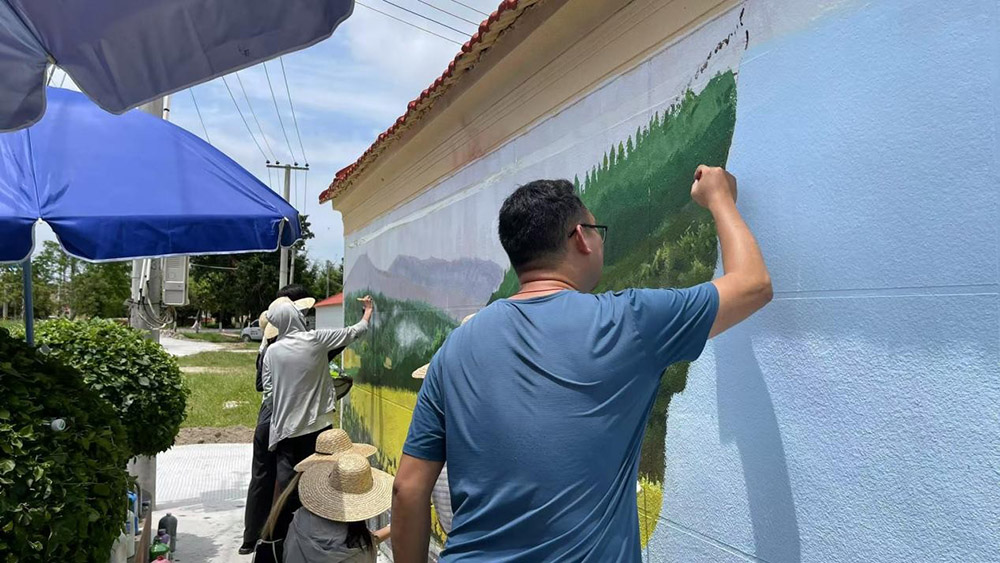 湛江科技學院“丹青筑夢”實踐團走進麻斜街道 墻繪賦能鄉村文化振興