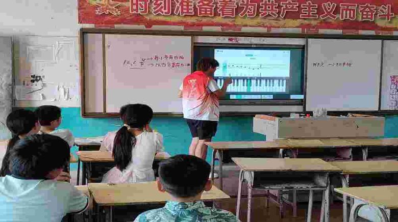 歌聲燃盛夏，星河映滿天